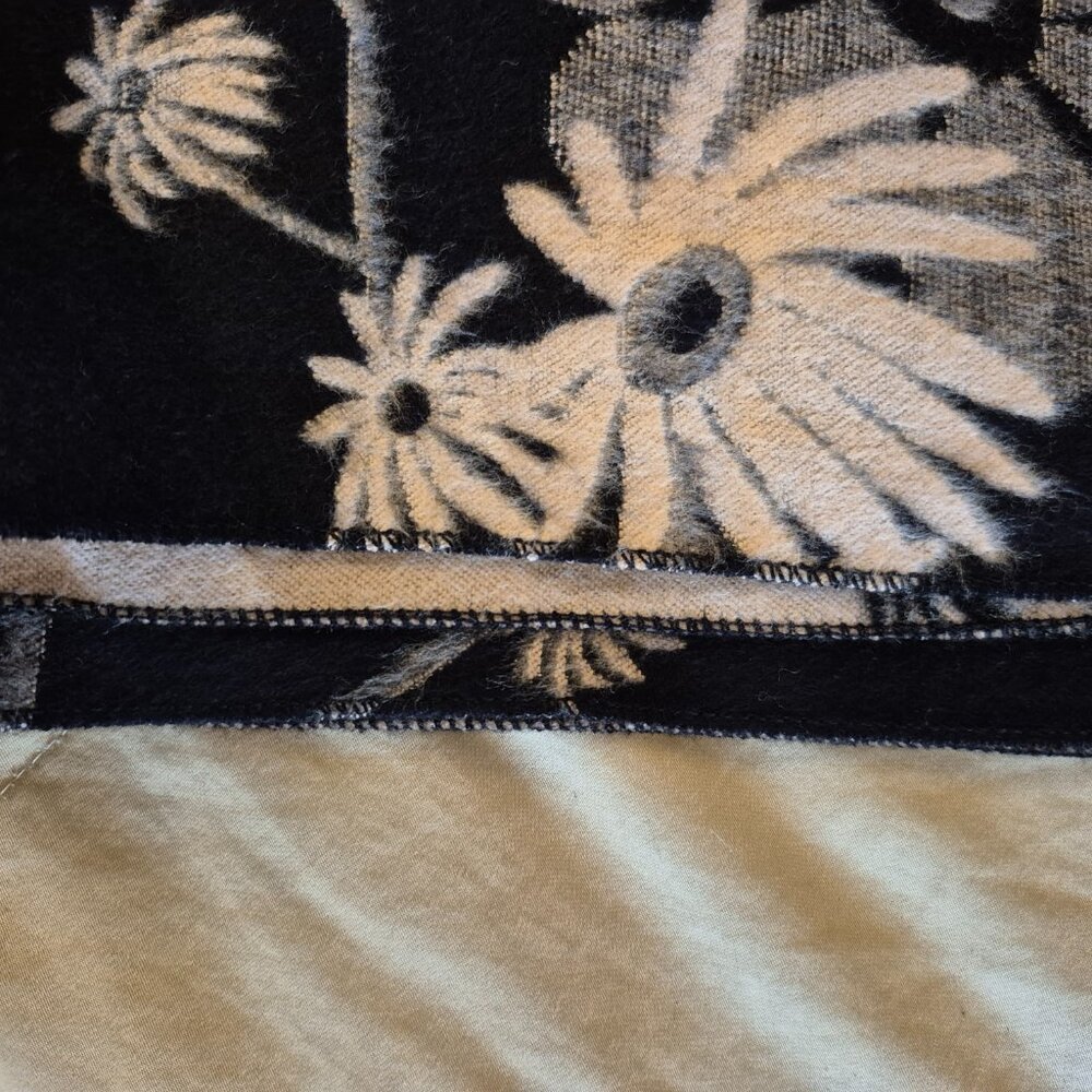 Italian Cashmere & Silk Scarf/Shawl - Picture 4 of 7